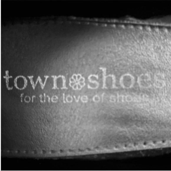 Town Shoes Genuine Leather Wedges-Grey/Black
Heel- Size 9 - Picture 8 of 8